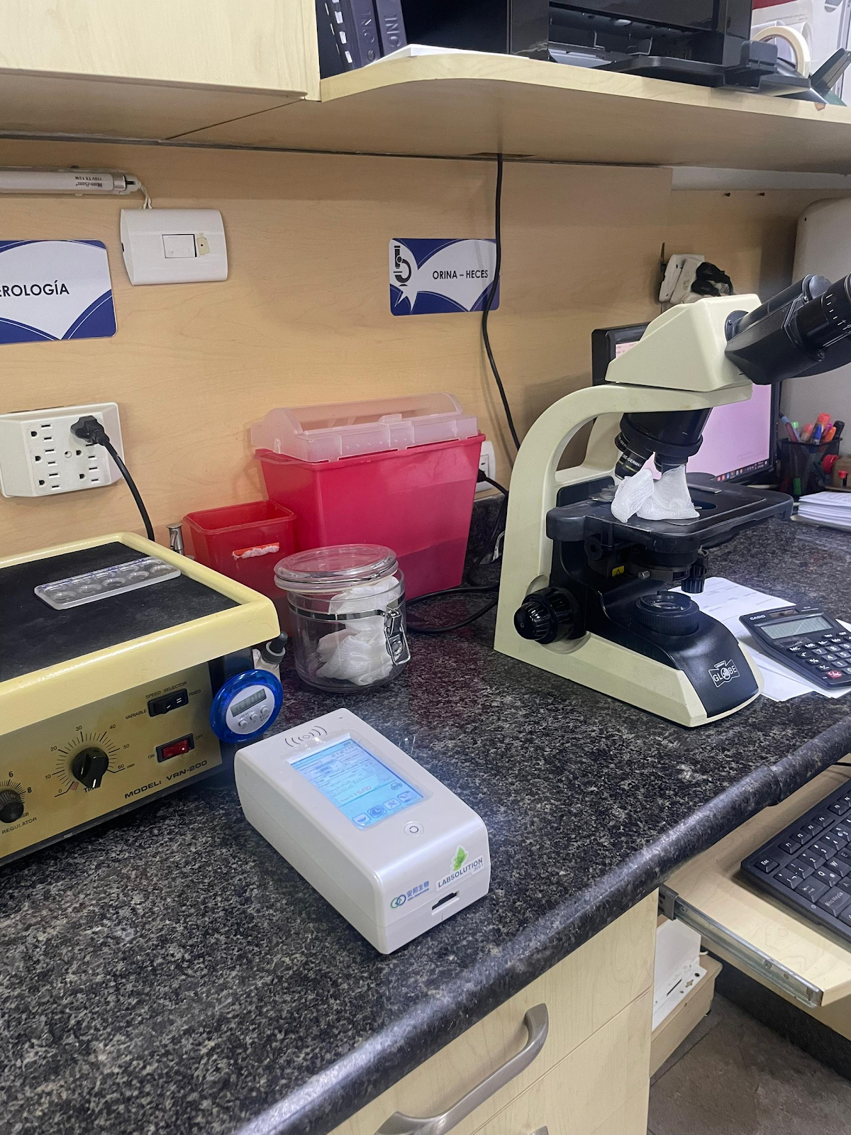 Microscopio y equipos de banco